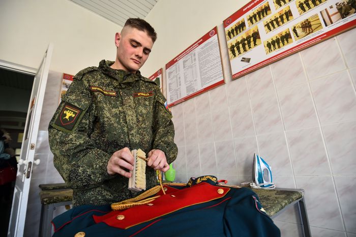 Подготовка военнослужащих отдельного комендантского Преображенского полка к военному параду на Красной площади