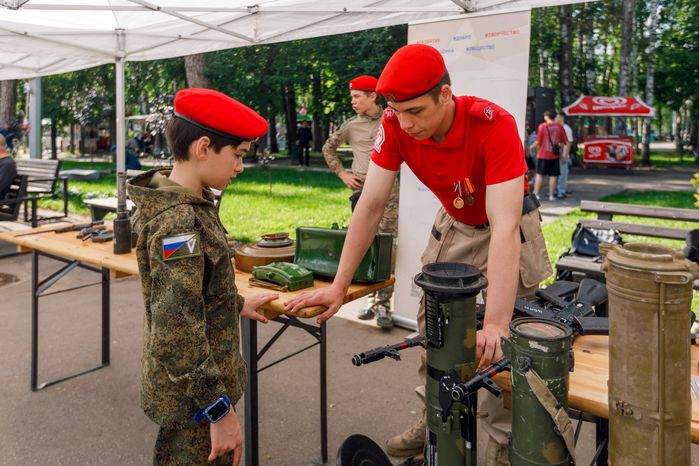Выставка оружия на патриотическом фестивале «Гордость поколений» в Ногинске Богородского округа