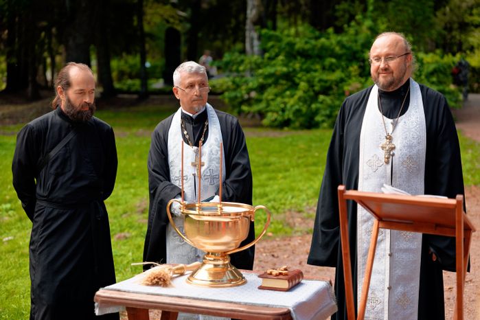 Священник освятил яблоки на фестивале народных традиций «Три Спаса в Мелихове»