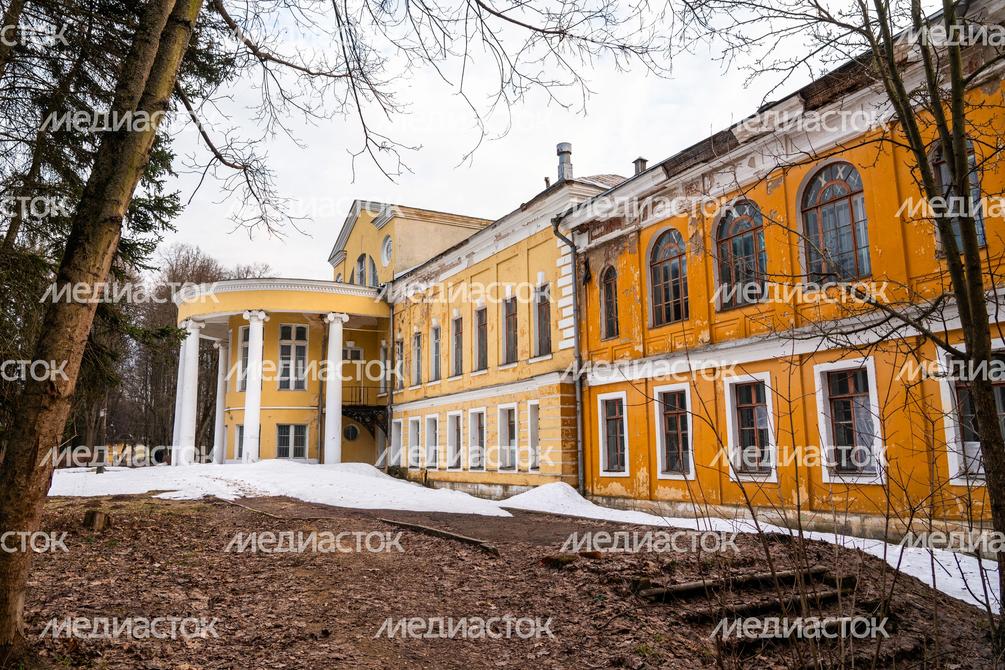 Главный дом усадьбы Суханово Ленинского округа весной Главный дом усадьбы Суханово Ленинского округа весной