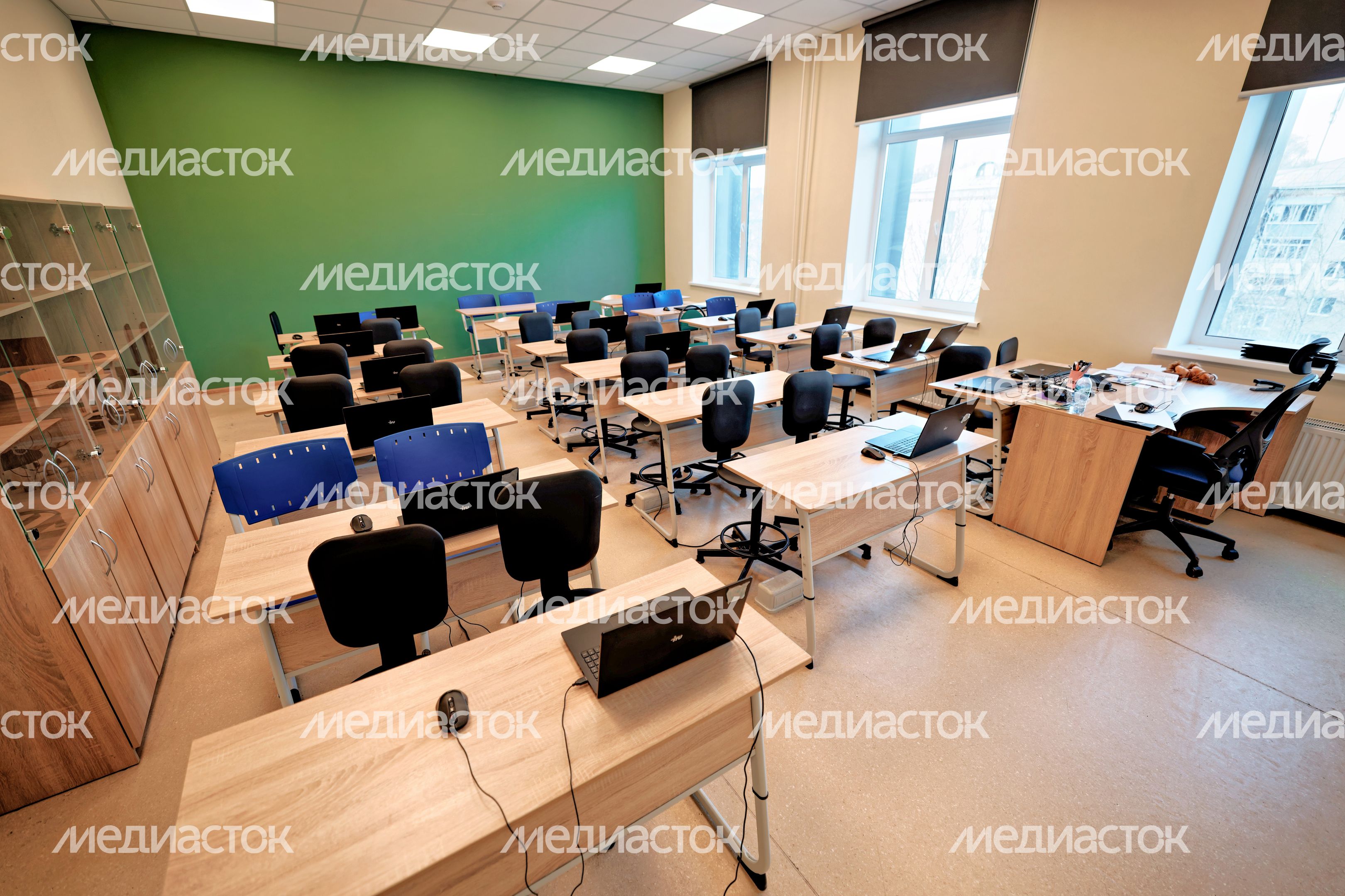 Кабинет информатики в главном корпусе школы №32 в Балашихе после капитального ремонта Кабинет информатики в главном корпусе школы №32 в Балашихе после капитального ремонта