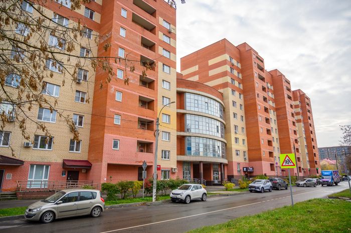 Многоквартирный дом в микрорайоне Авиационный в Домодедово осенью