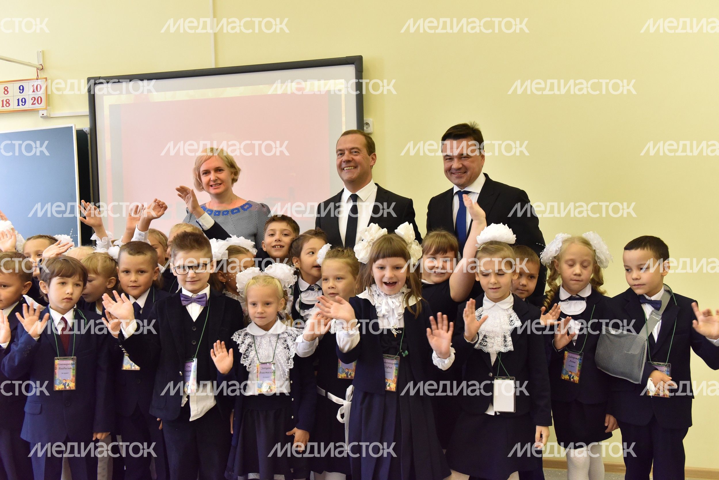 Медведев и Воробьев пообщались с учениками 11 класса новой подольской школы