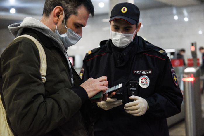 Проверка электронных пропусков в московском метро