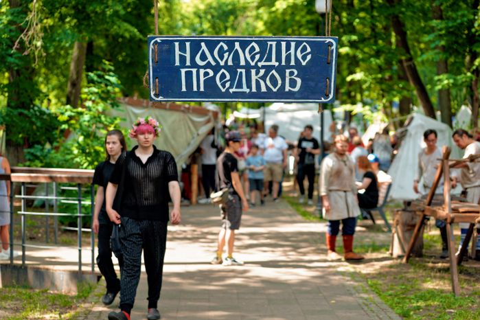 Средневековые ремесла в городе мастеров на Фестивале исторической реконструкции «Наследие предков» в Раменском парке