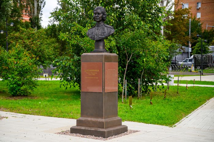 Бюст героя Российской Федерации - летчицы-штурмовика Лидии Шулайкиной в парке 30-летия Победы в Орехово-Зуево