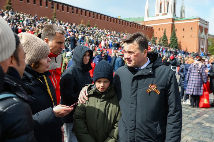 Андрей Воробьев вместе со своими детьми и семьей Героя России посетил Парад Победы