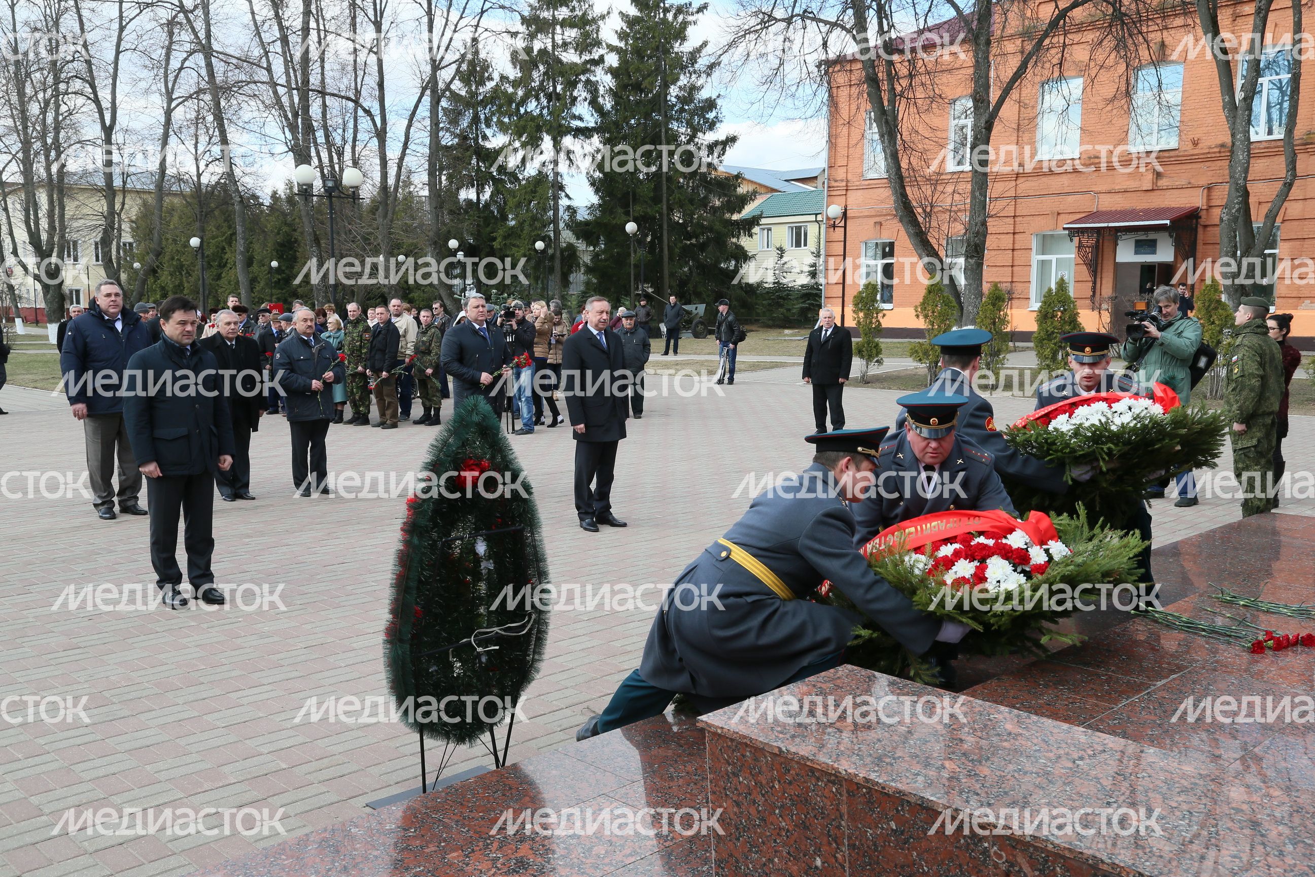 А. Воробьев возложил венки к мемориалу «Вечный огонь» в Можайске