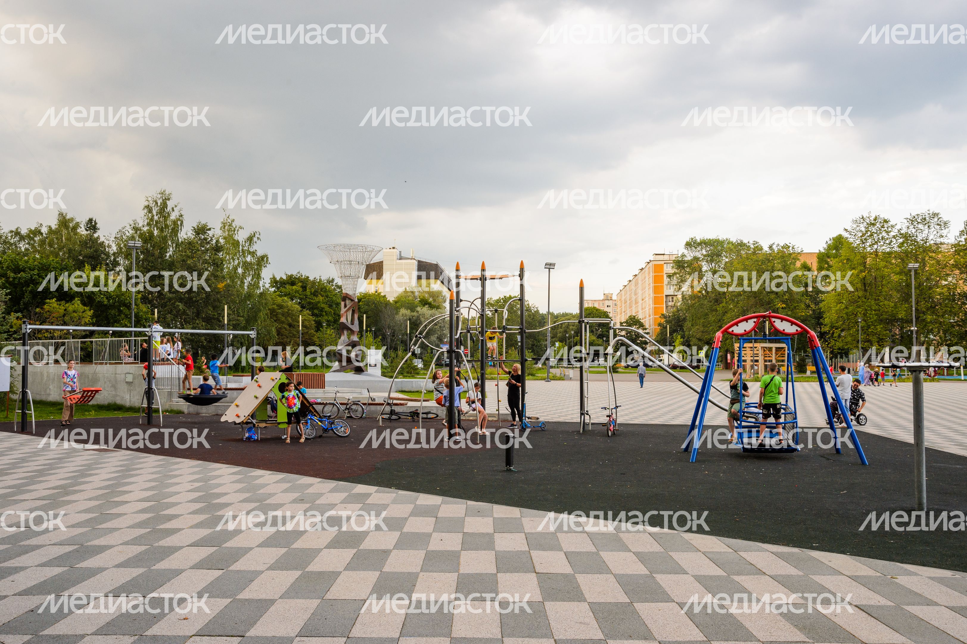 Черноголовка. Сквер имени Исаака Халатникова