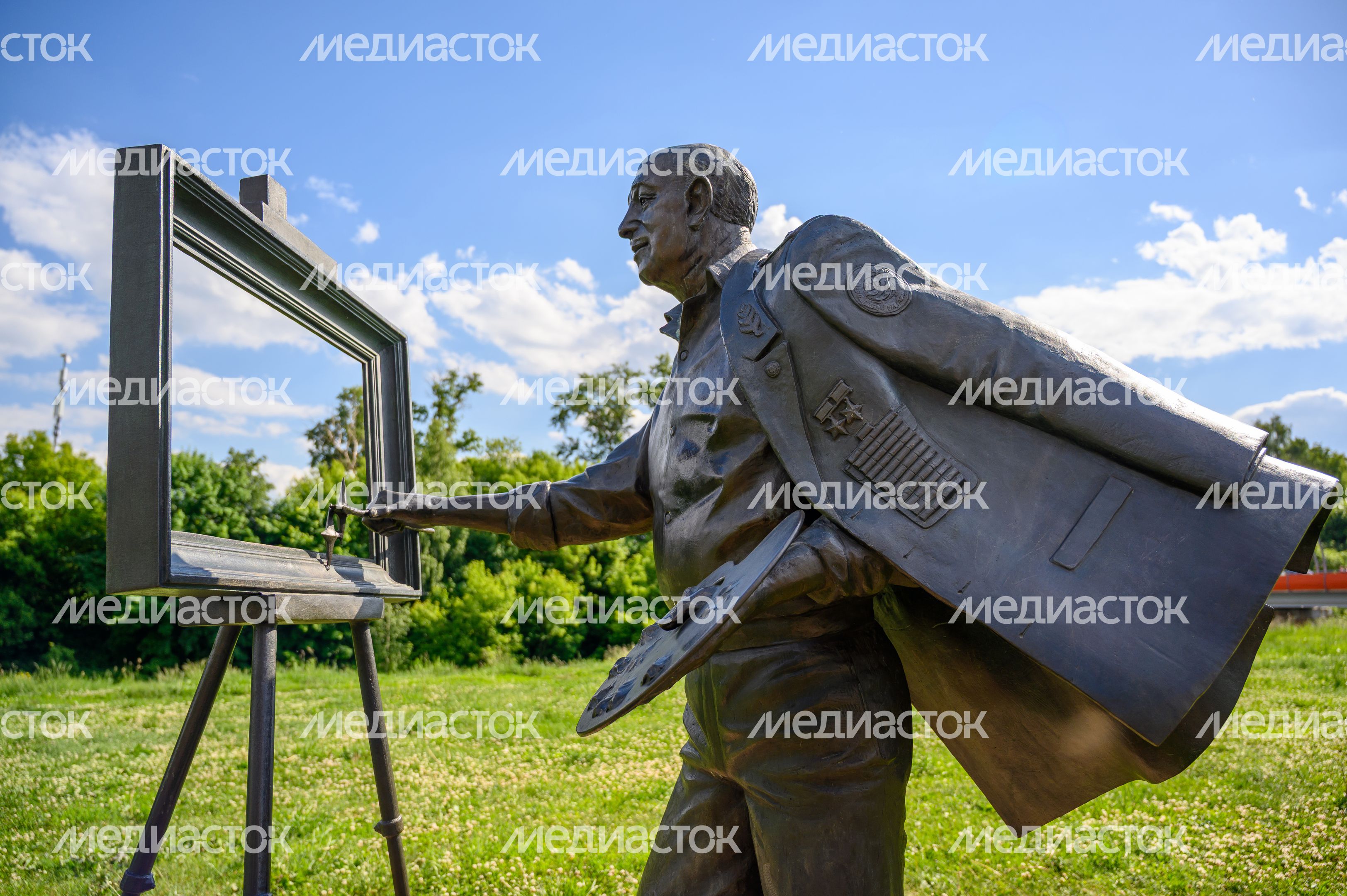 Памятник космонавту Алексею Леонову в ЖК «Лукино-Варино» поселка Свердловский округа Лосино-Петровский