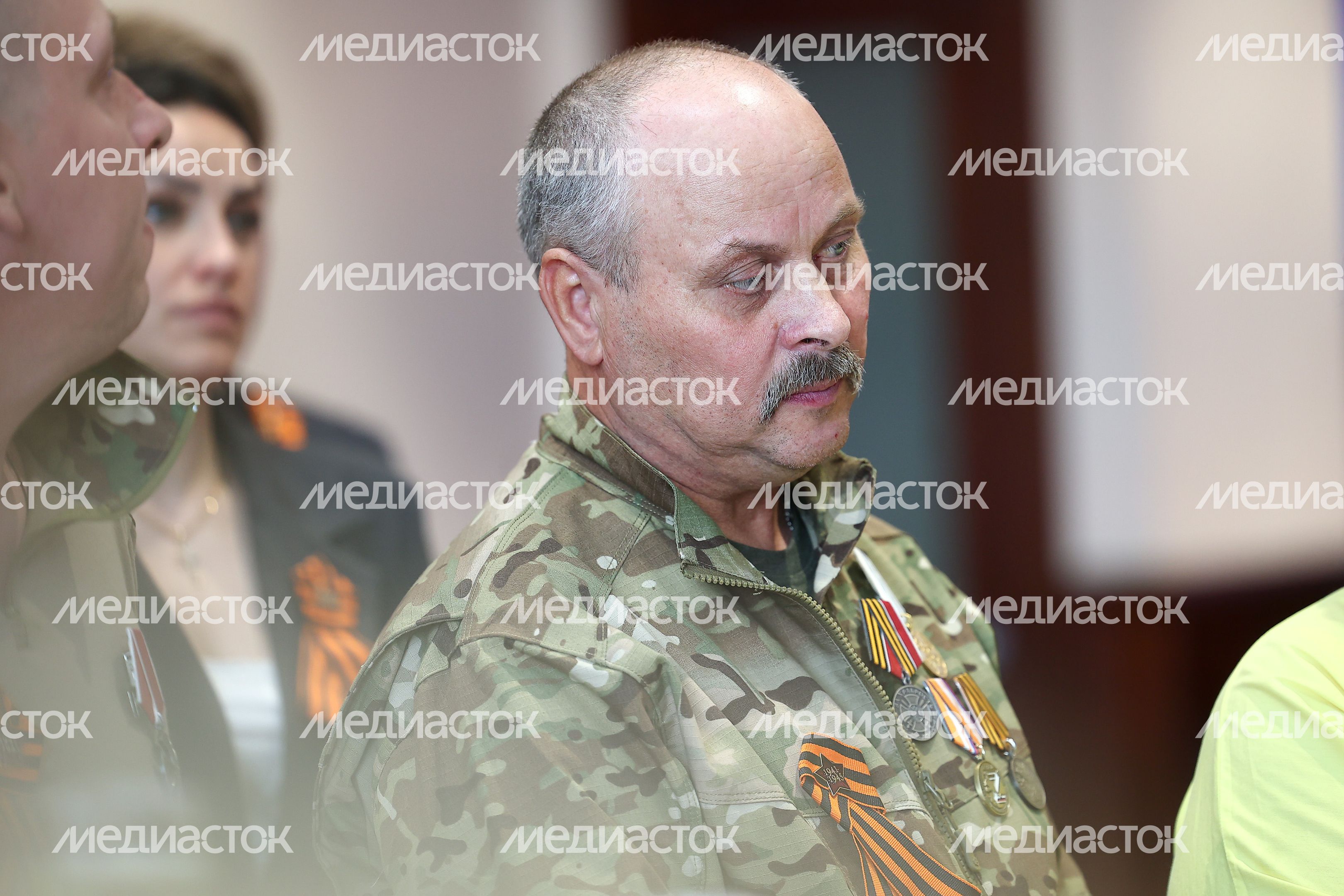 Губернатор вручил государственные награды добровольцам отряда БАРС