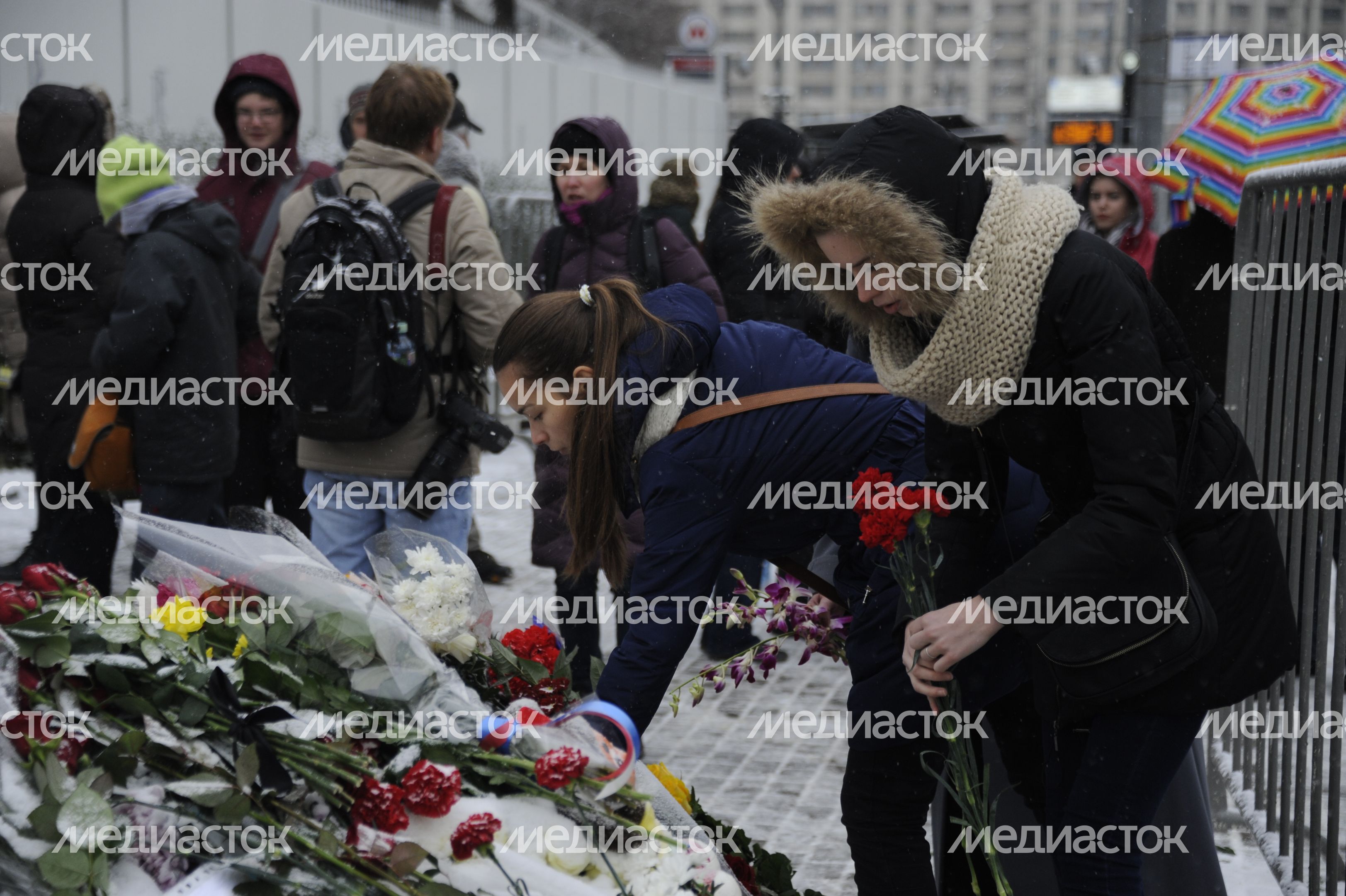 Цветы у посольства Франции в Москве