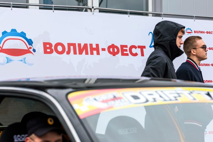 Выставка тюнингованных автомобилей на фестивале рабочих профессий в автомобилестроении «ВОЛИН ФЕСТ 2025» в Одинцово