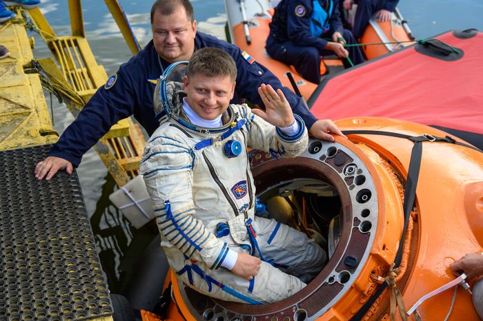 Космонавт Роскосмоса Александр Гребенкин на тренировке космонавтов по действиям после посадки на водную поверхность