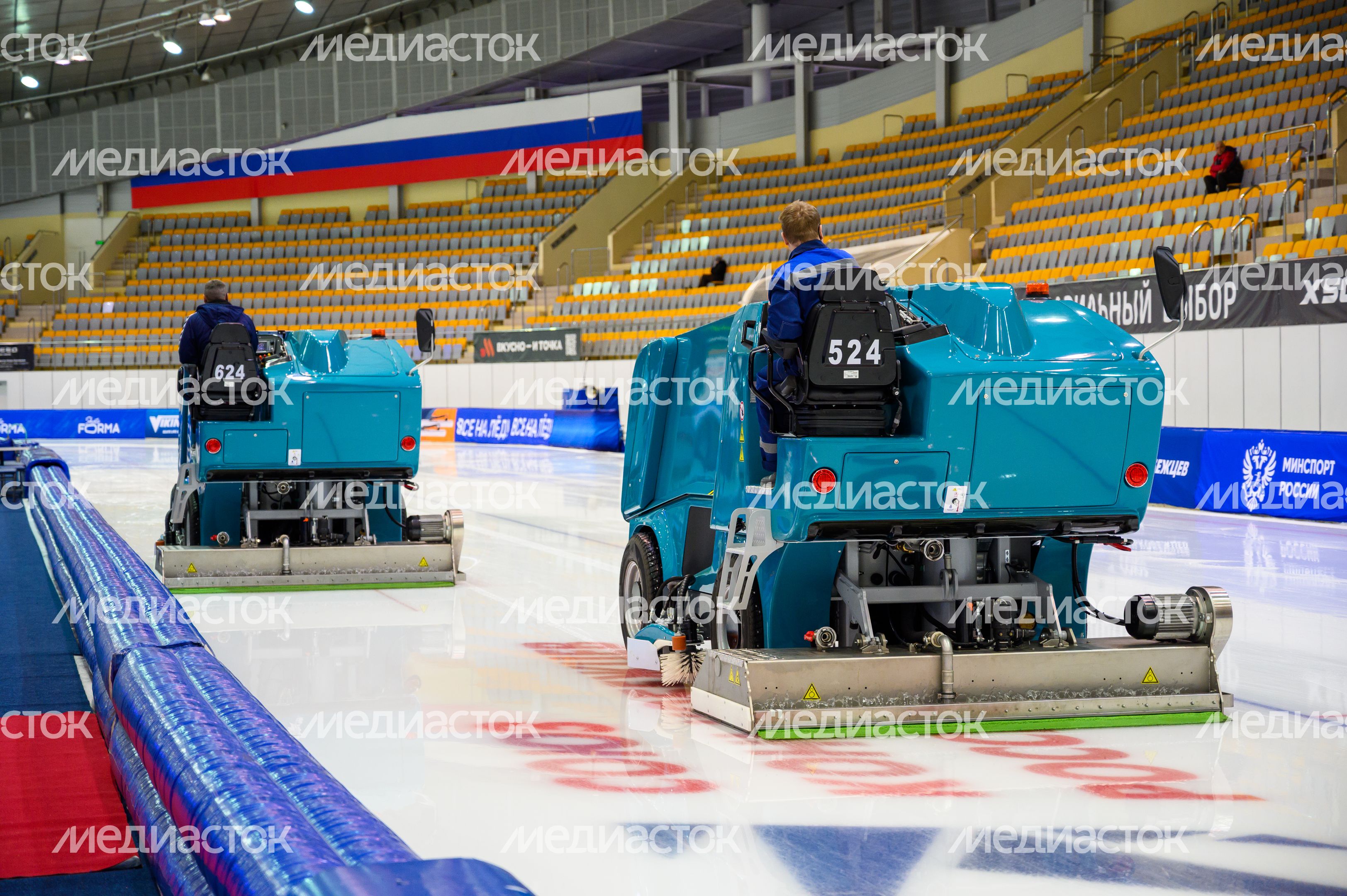 Заливка льда для Чемпионата России 2025 по конькобежному спорту в Коломне