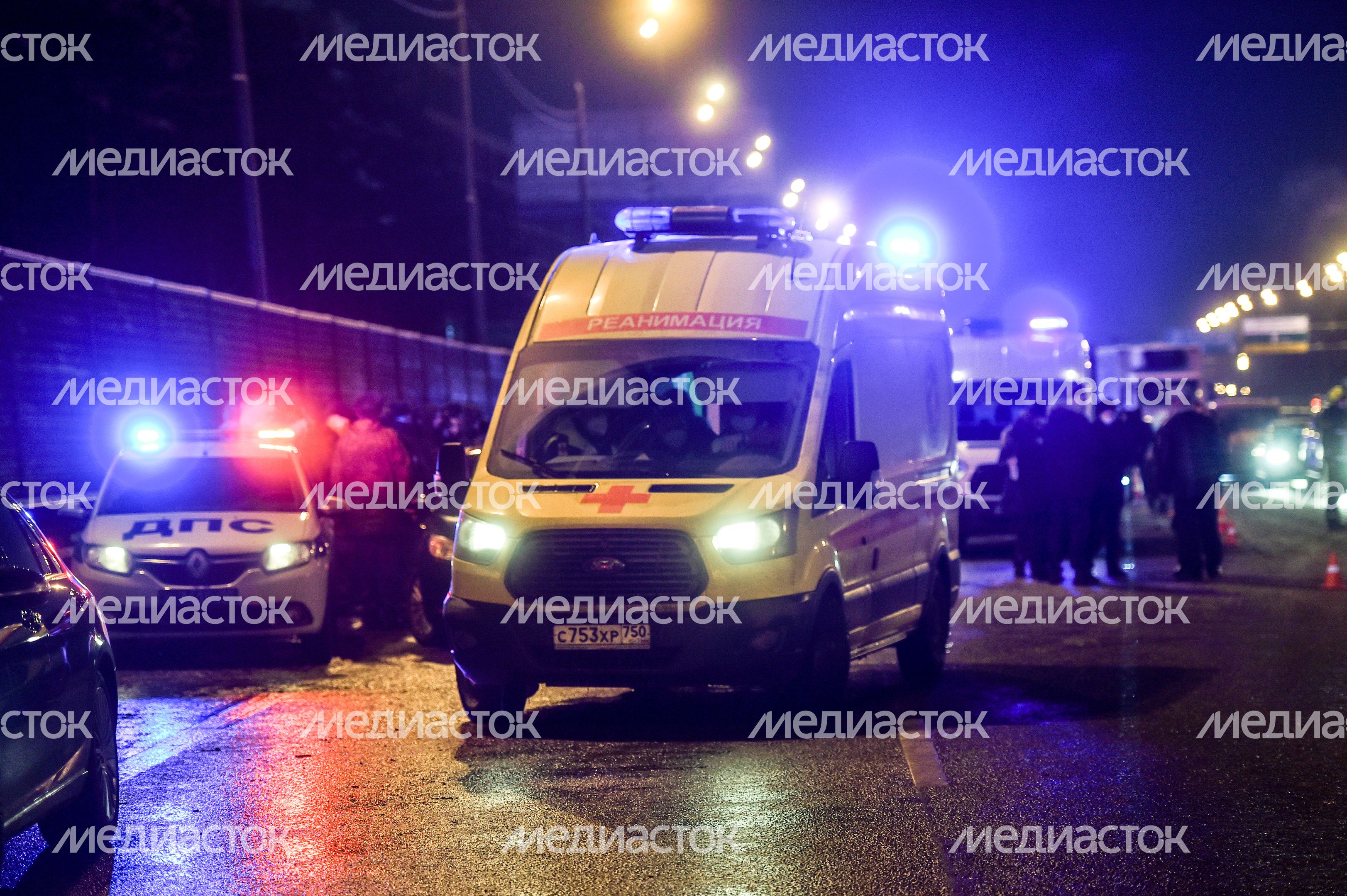 Кадры с места столкновения четырех автобусов и грузовика на Новорижском шоссе в Московской области