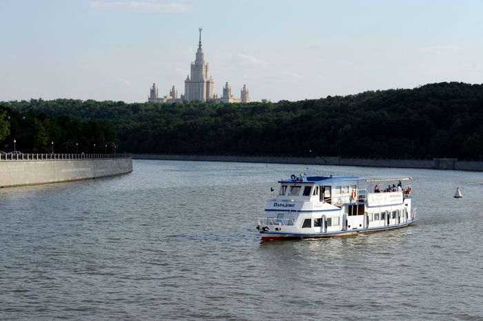 Вид на МГУ им. Ломоносова в Москве