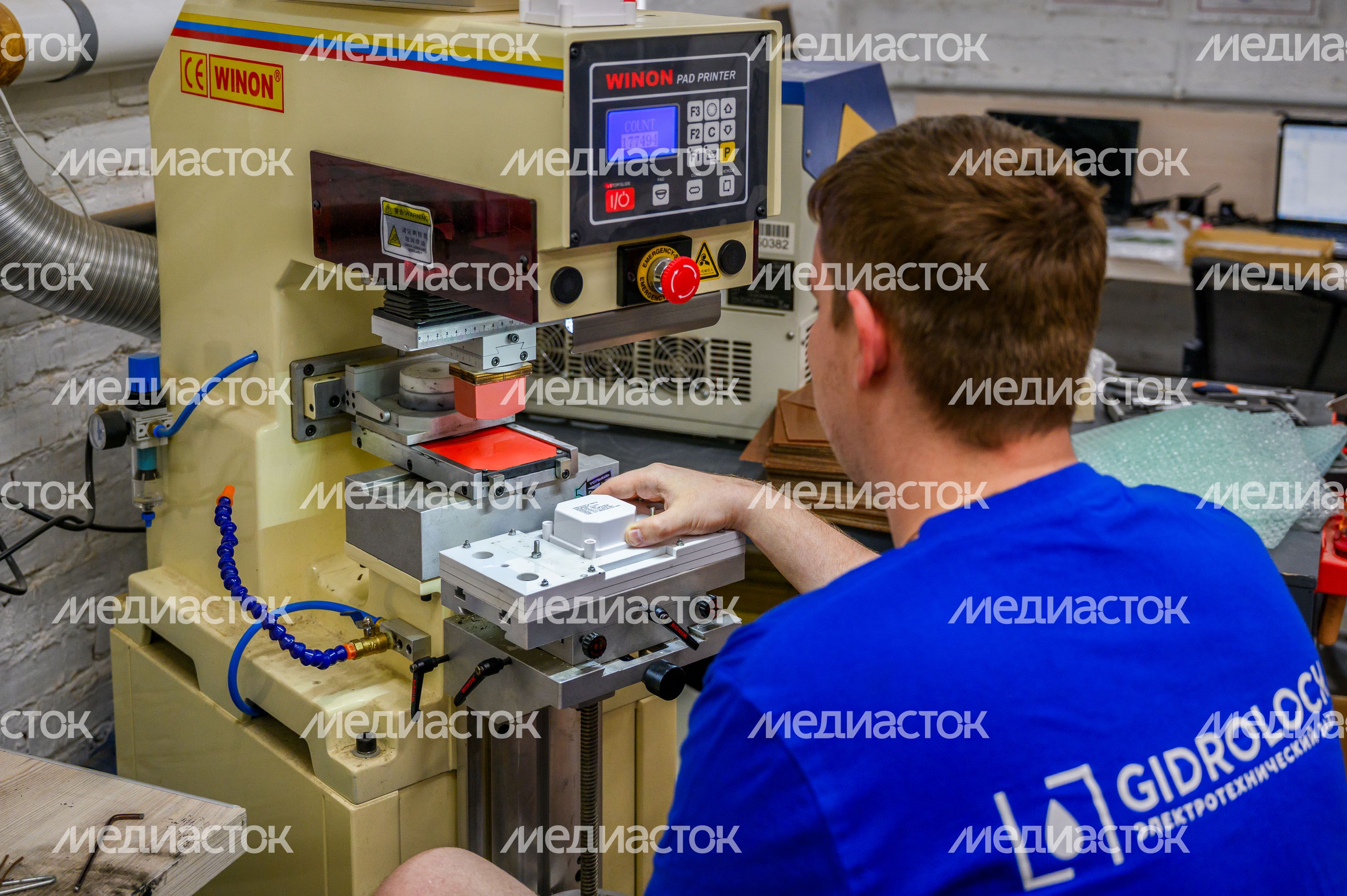 Рабочий в цехе сборки оборудования системы защиты от протечек воды Gidrolock от производителя из Мытищ