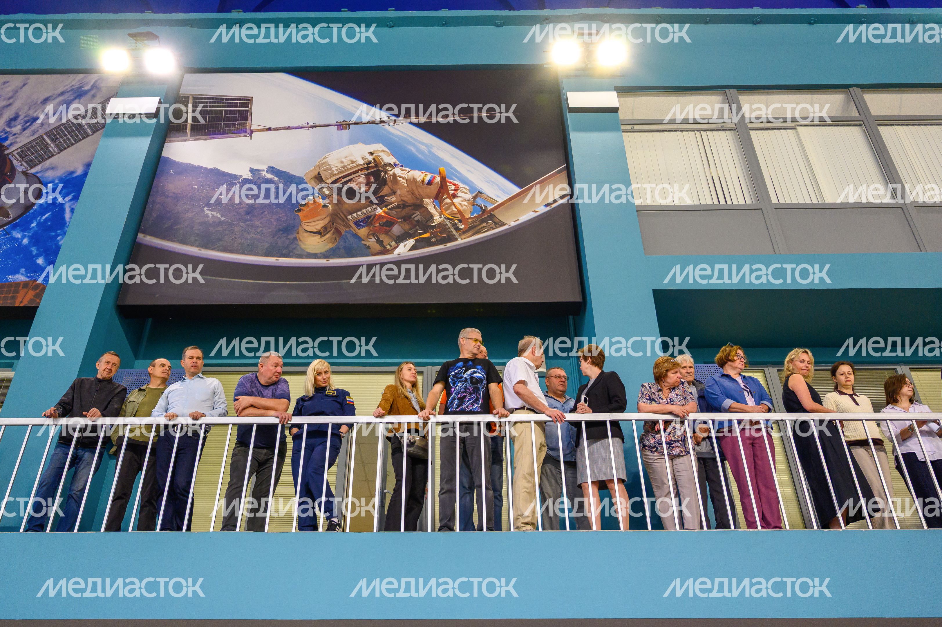 Зрители комплексной тренировки экипажа МКС-75 в Звездном городке