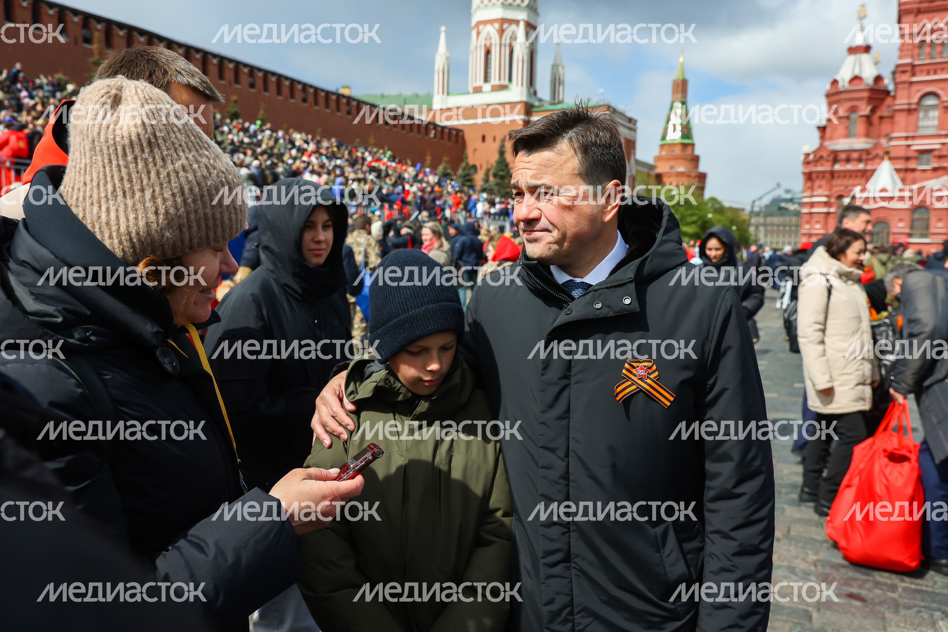 Андрей Воробьев вместе со своими детьми и семьей Героя России посетил Парад Победы
