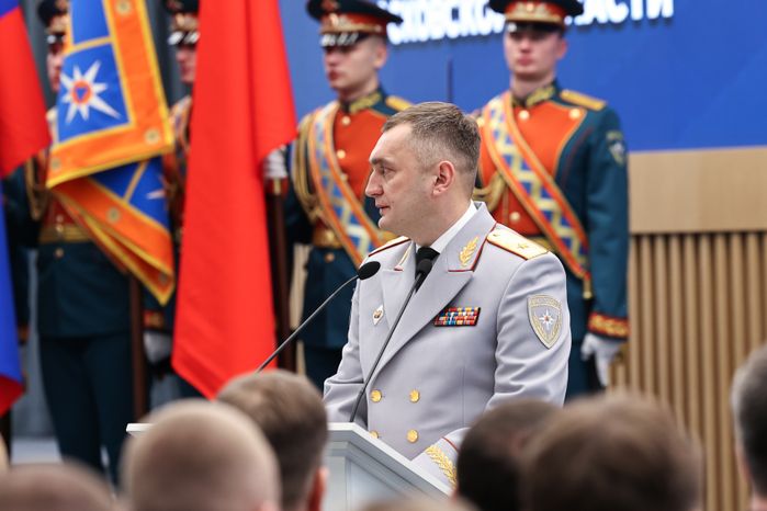 Сотрудников МЧС поздравили с Днем спасателя и 35-летием ведомства