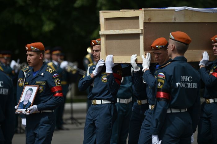 Прощание с погибшими членами экипажа самолета Ил-76 в Жуковском