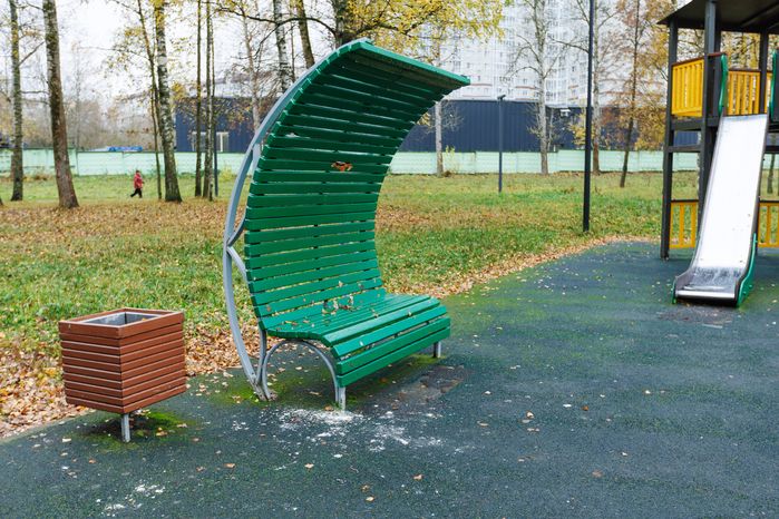 Лавочка в городском парке культуры и отдыха г. Ивантеевка осенью