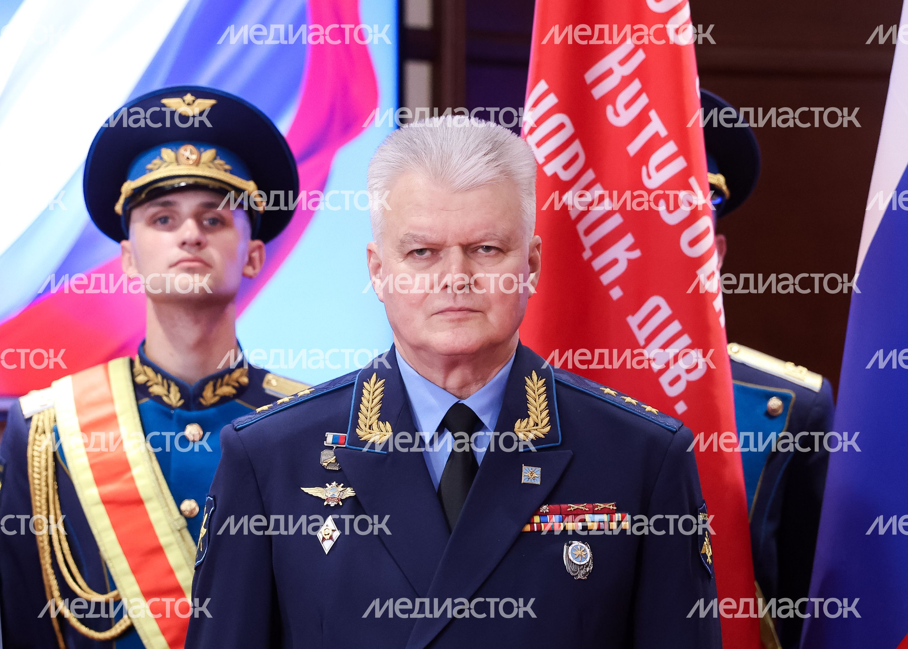 Родственникам легендарного лётчика Николая Терёхина передали "Золотую Звезду" Героя России Родственникам легендарного лётчика Николая Терёхина передали "Золотую Звезду" Героя России