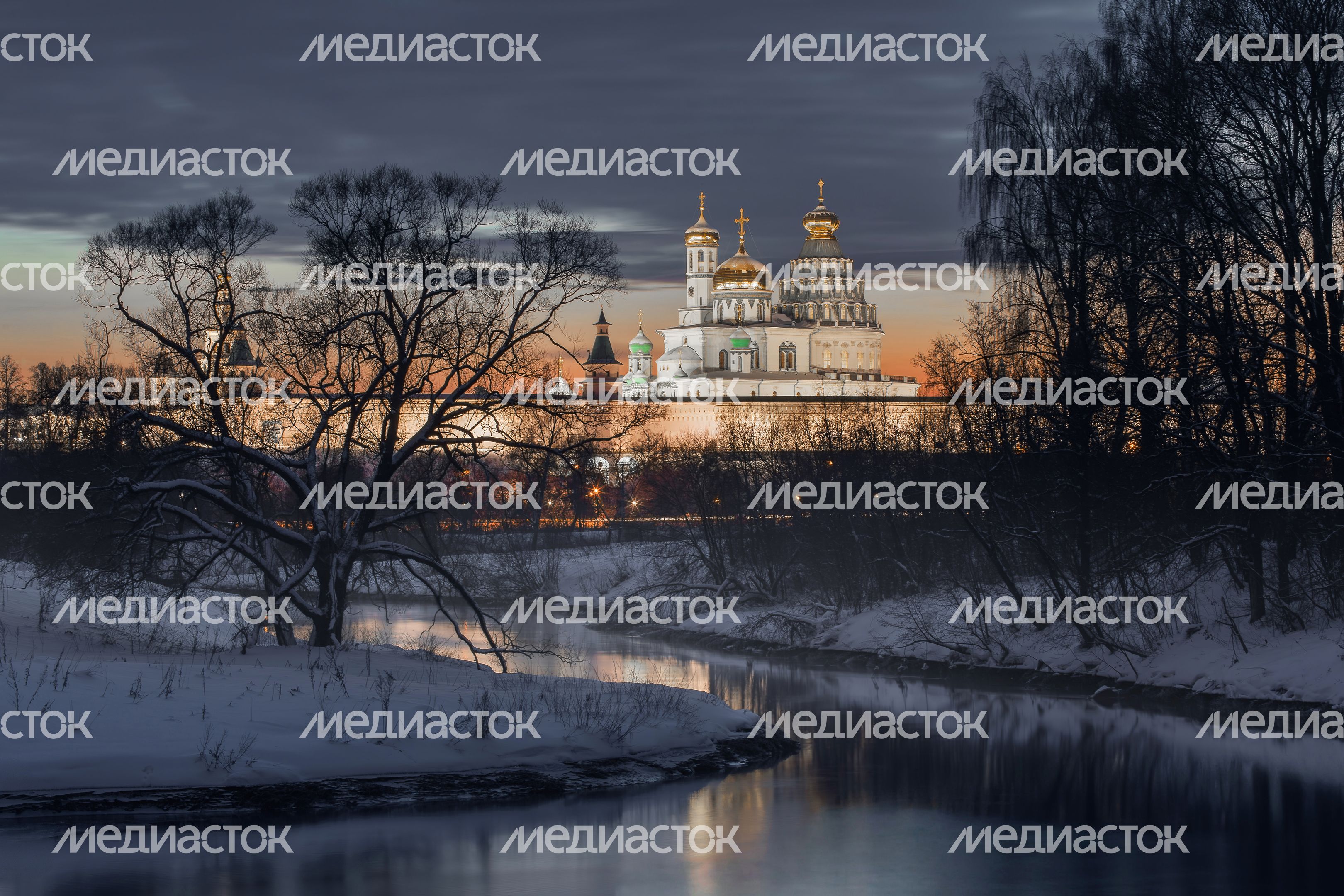 Закат у стен Воскресенского Ново-Иерусалимского ставропигиального монастыря в Истре