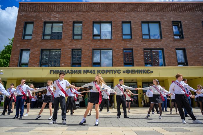 Вальс выпускников на последнем звонке в гимназии №41 - корпусе «Феникс» в ЖК «Жулебино парк» города Люберцы