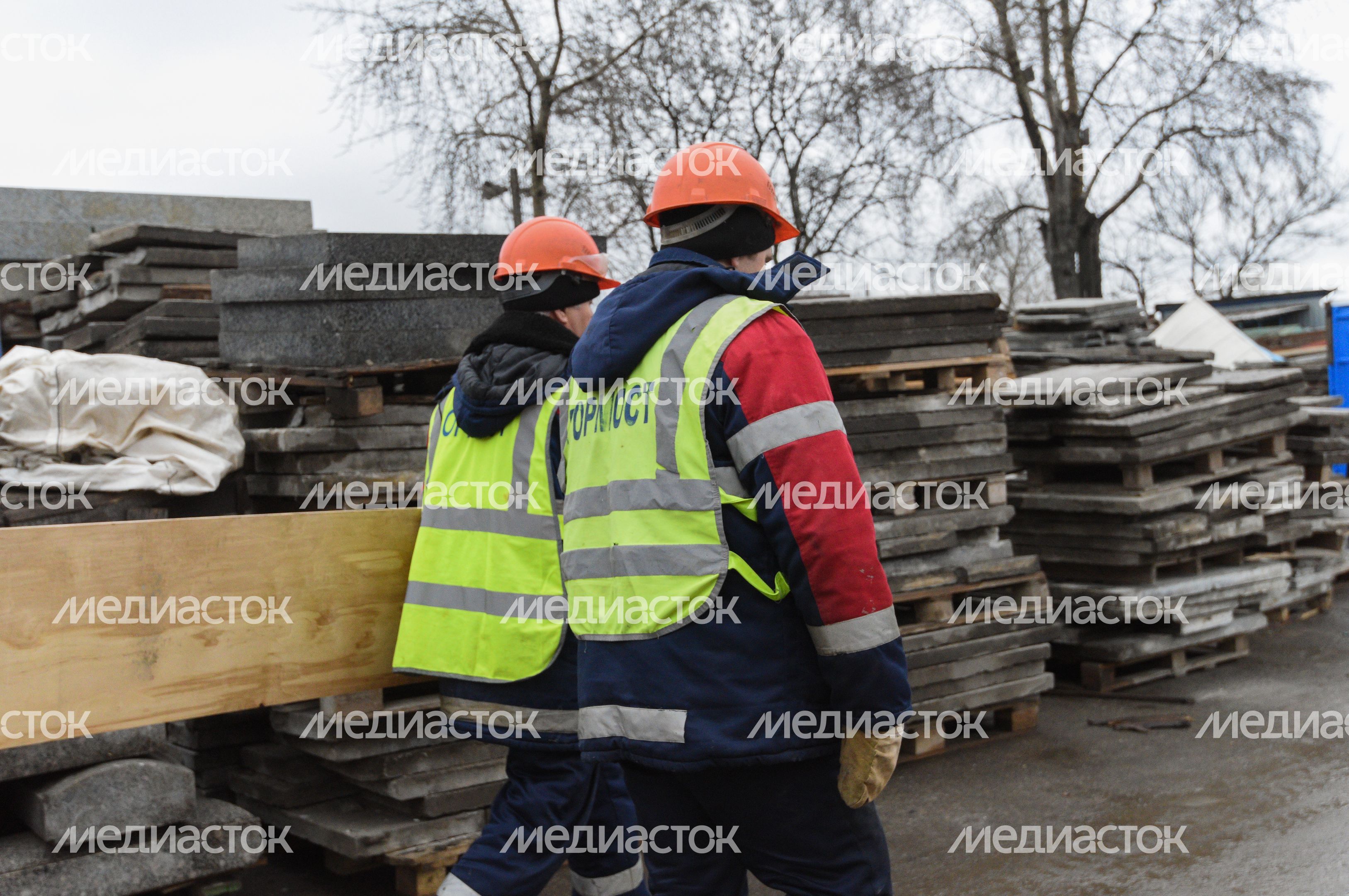Процесс обработки гранитного камня специалистами ГБУ «Гормост» для облицовки стен подземных пешеходных переходов в Москве Процесс обработки гранитного камня специалистами ГБУ «Гормост» для облицовки стен подземных пешеходных переходов в Москве