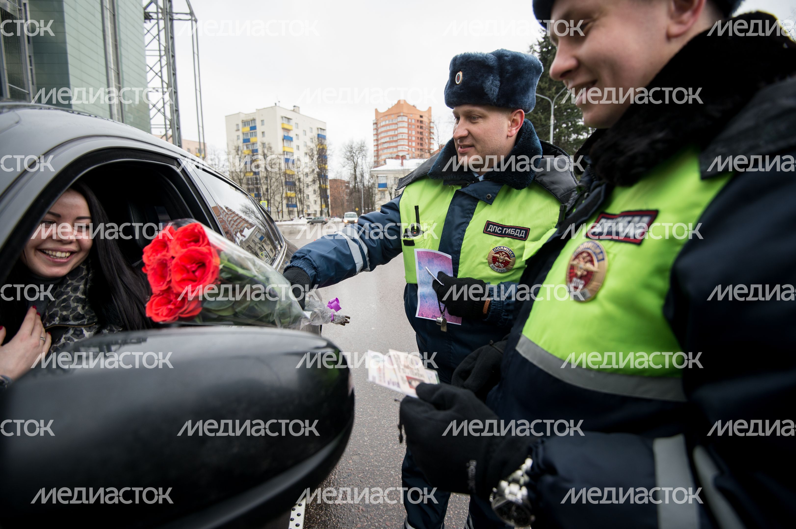 Сотрудники ГИБДД поздравляют женщин в преддверии 8 марта