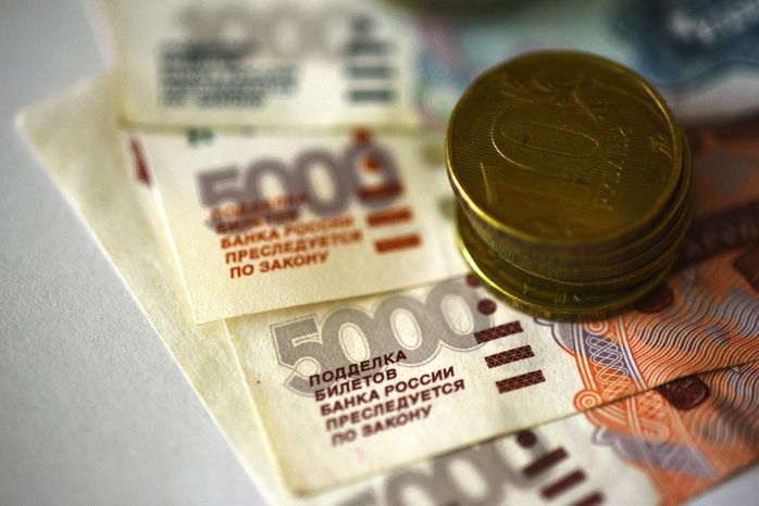 Денежные купюры рублей и монеты