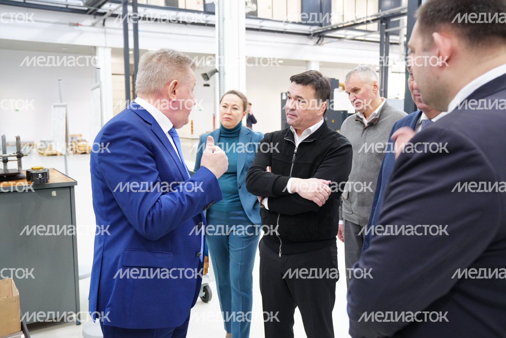Вручение губернатором цветов сотрудникам НПП «Исток»​​