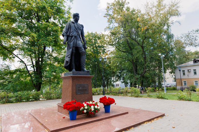 Памятник герою Отечественной войны 1812 года князю Чернышову в сквере на территории усадьбы Лыткарино