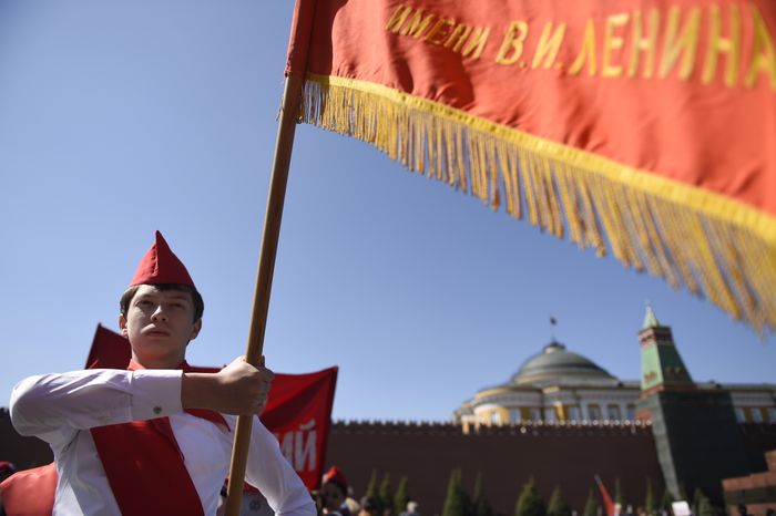 Церемония приема в пионеры на Красной площади в Москве