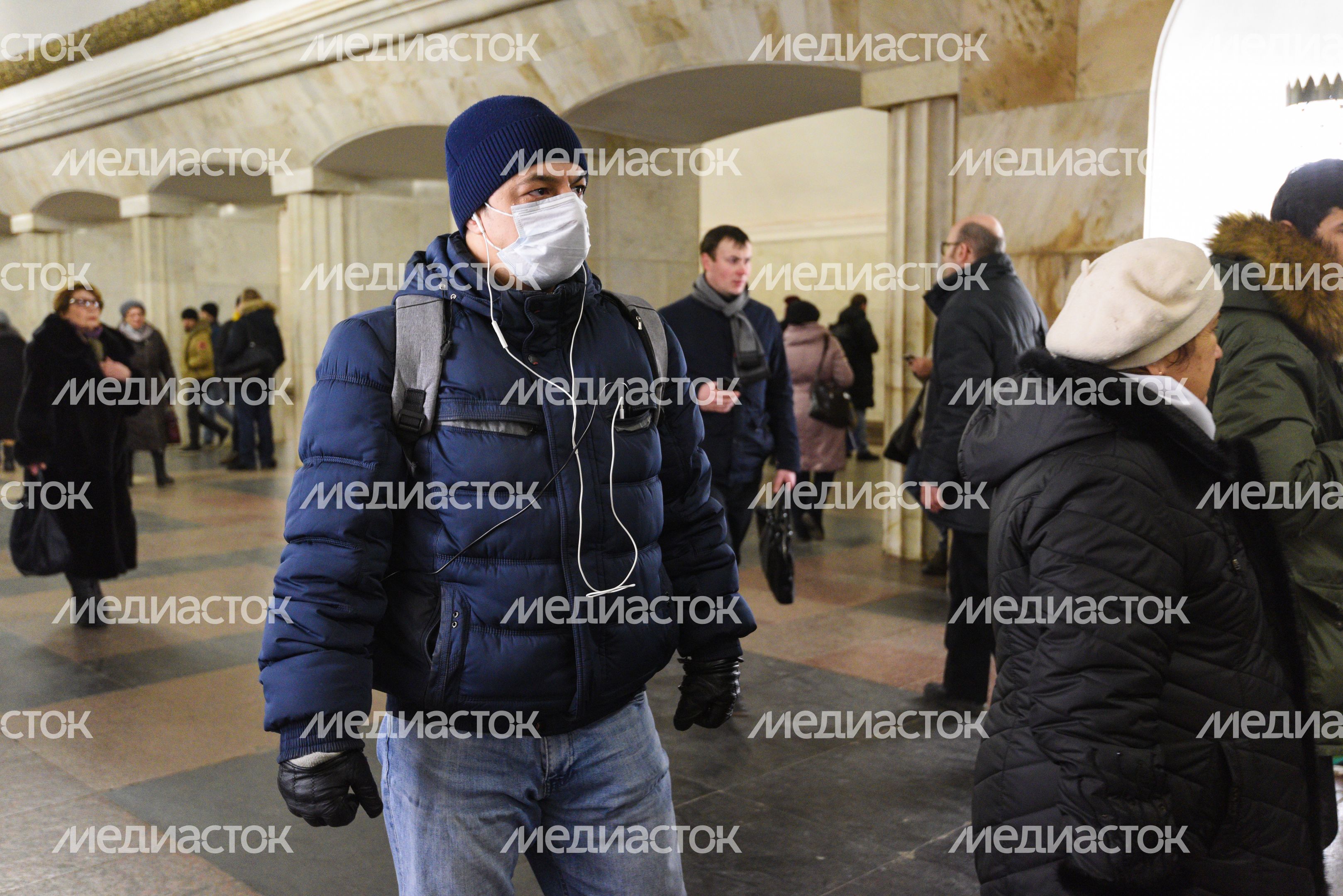 Люди в масках в период эпидемии коронавируса