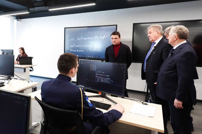 Ребята из технопарка "Исток – РТУ МИРЭА" во Фрязино показали Андрею Воробьеву свои разработки