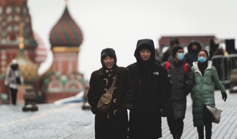 Люди в масках в период эпидемии коронавируса