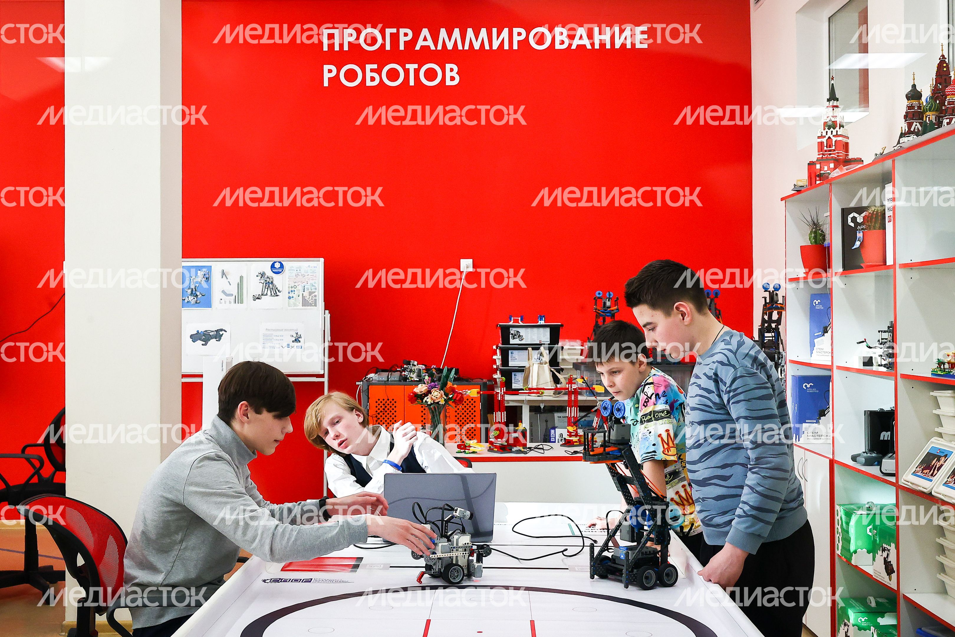 Губернатор поблагодарил учеников и педагогов гимназии им. Подольских курсантов