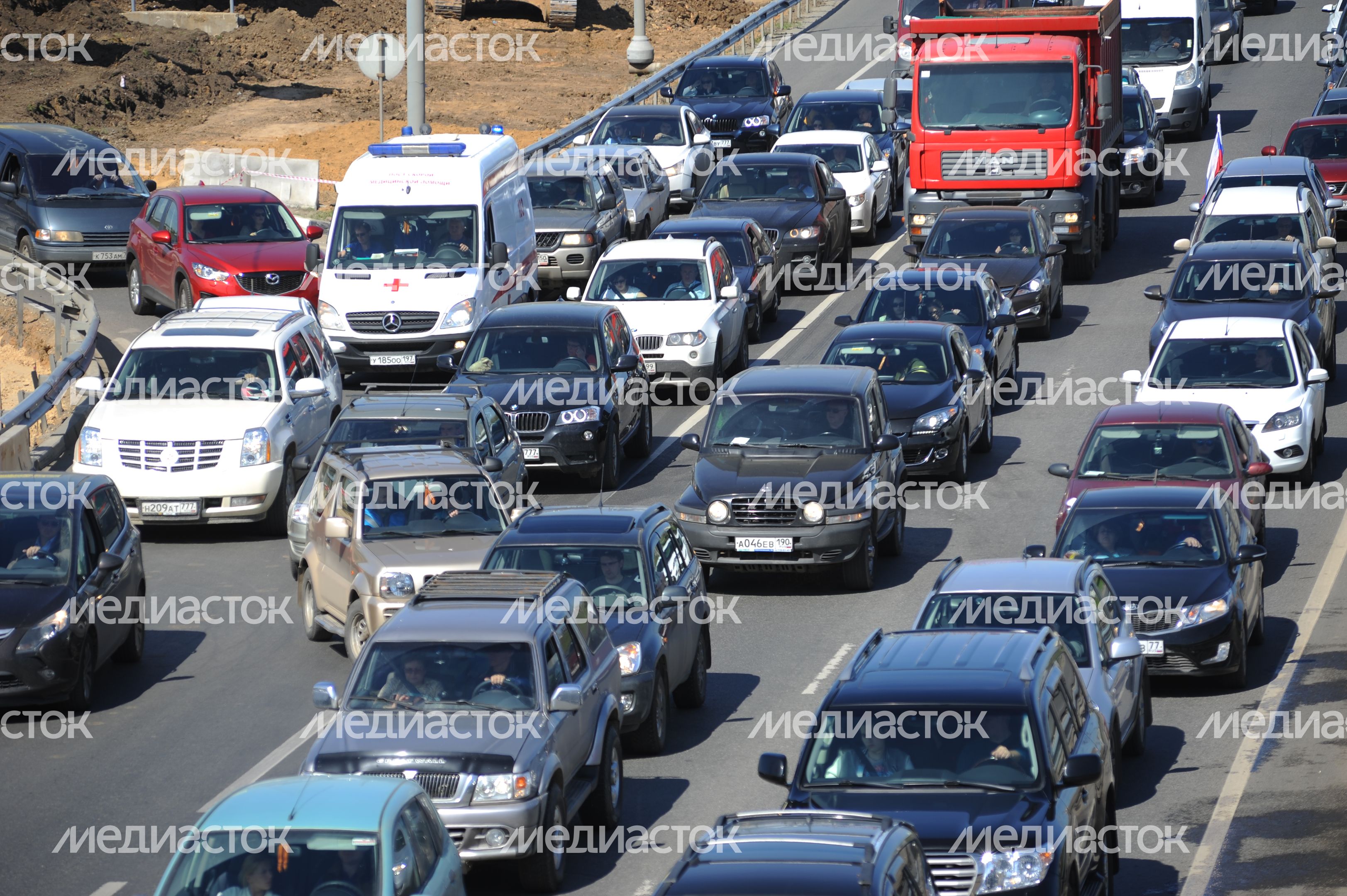 Автомобильное движение по Калужскому шоссе в Москве