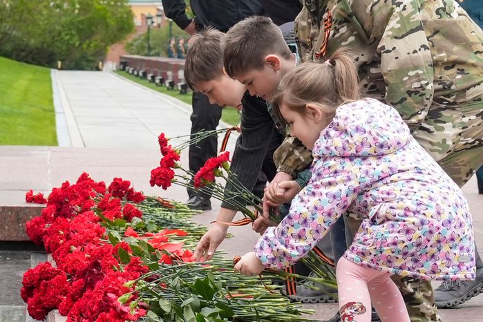 Участники специальной военной операции с детьми возложили цветы к Могиле Неизвестного Солдата