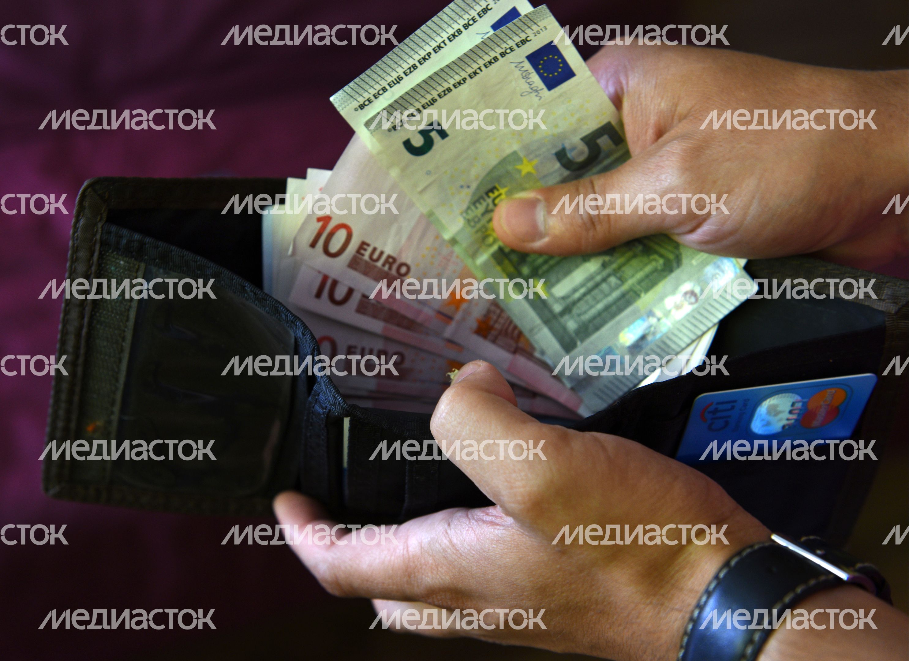 Денежные купюры евро в кошельке Денежные купюры евро в кошельке