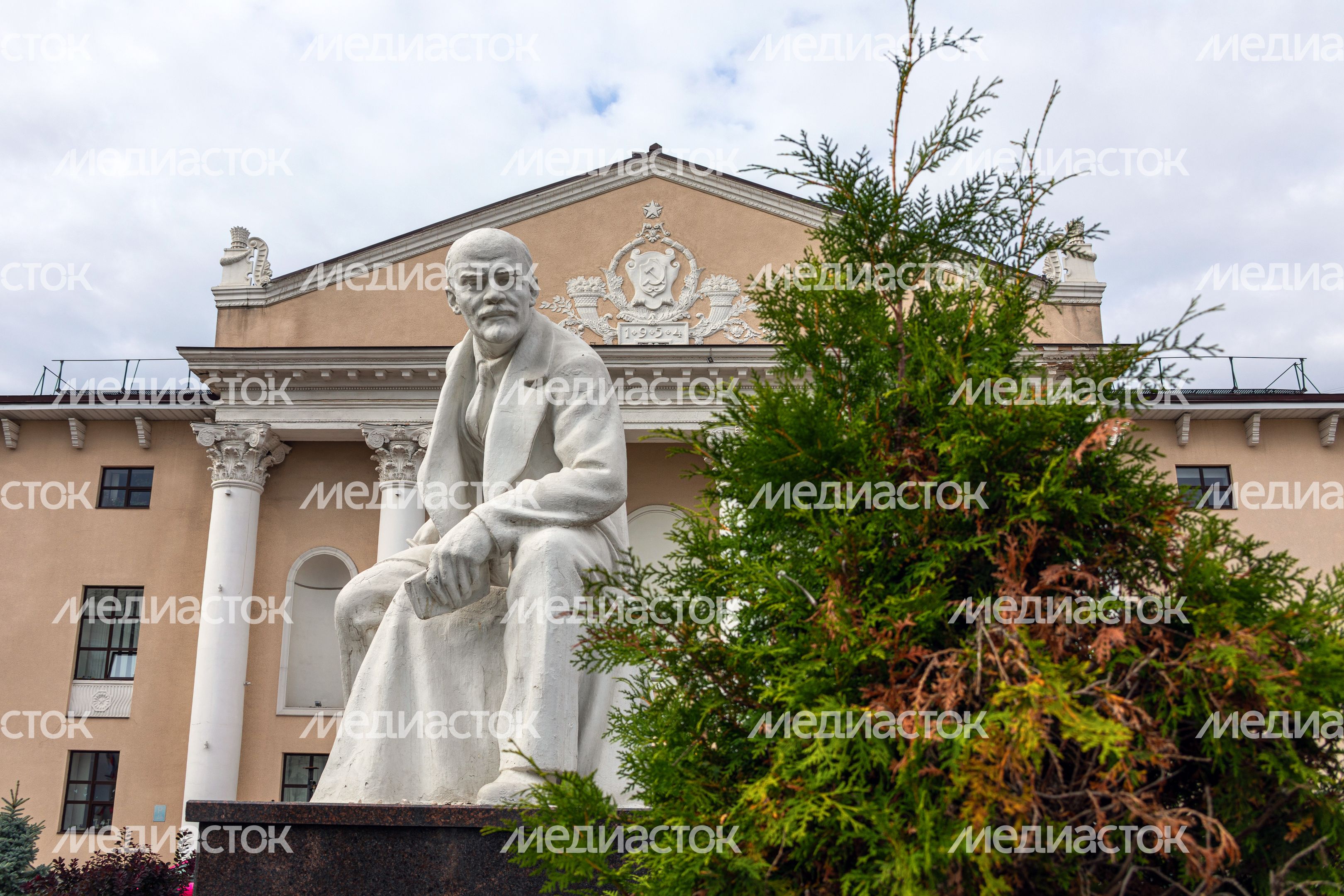 Памятник В.И. Ленину у Дворца культуры «Видное» на улице Школьной в городе Видное Ленинского округа Памятник В.И. Ленину у Дворца культуры «Видное» на улице Школьной в городе Видное Ленинского округа