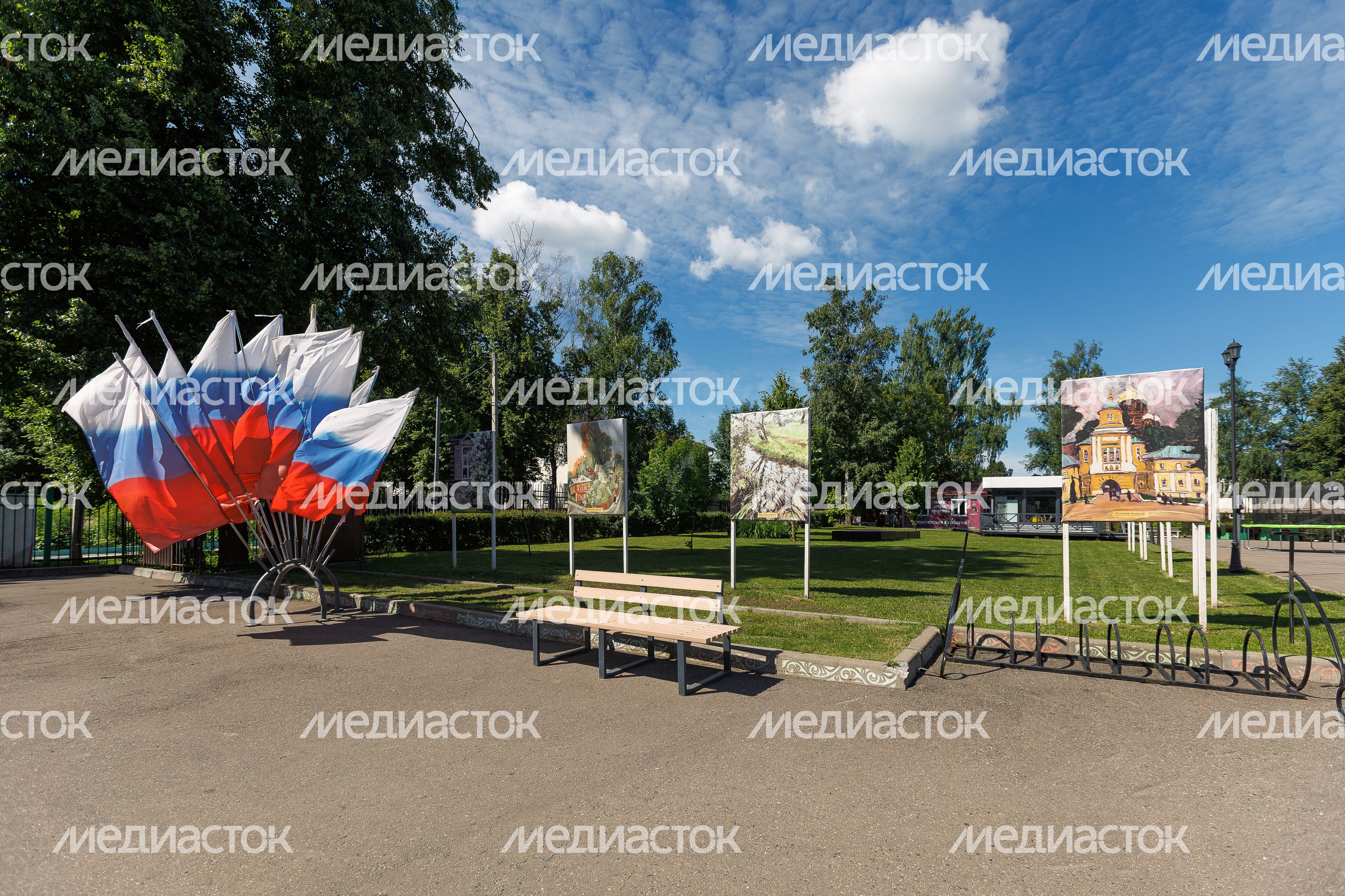 Историко-культурный и ландшафтный парк «Покровский» летом в Хотьково Сергиево-Посадского округа