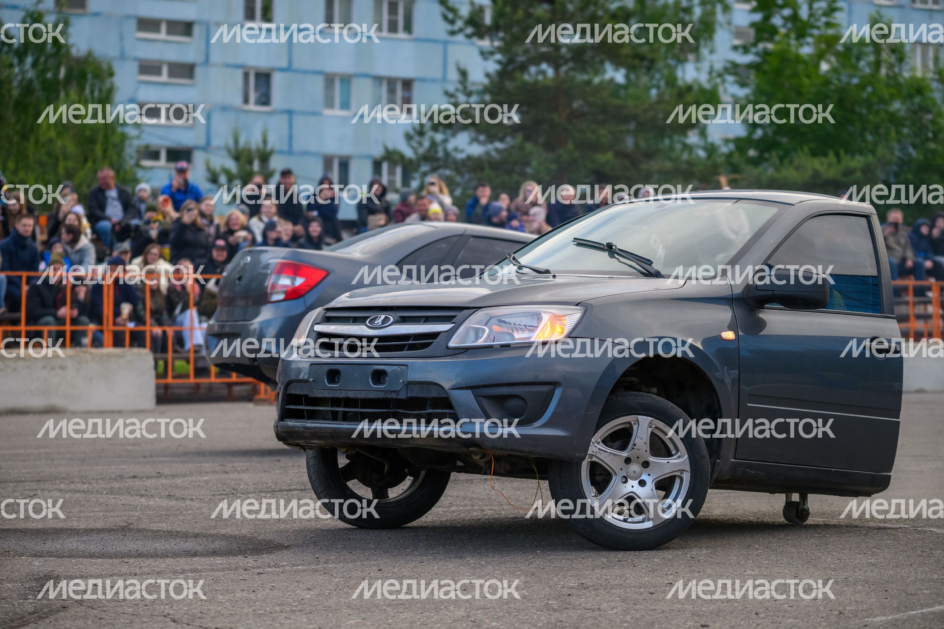 Невероятные трюки на автомобилях на шоу каскадеров в Чехове Невероятные трюки на автомобилях на шоу каскадеров в Чехове