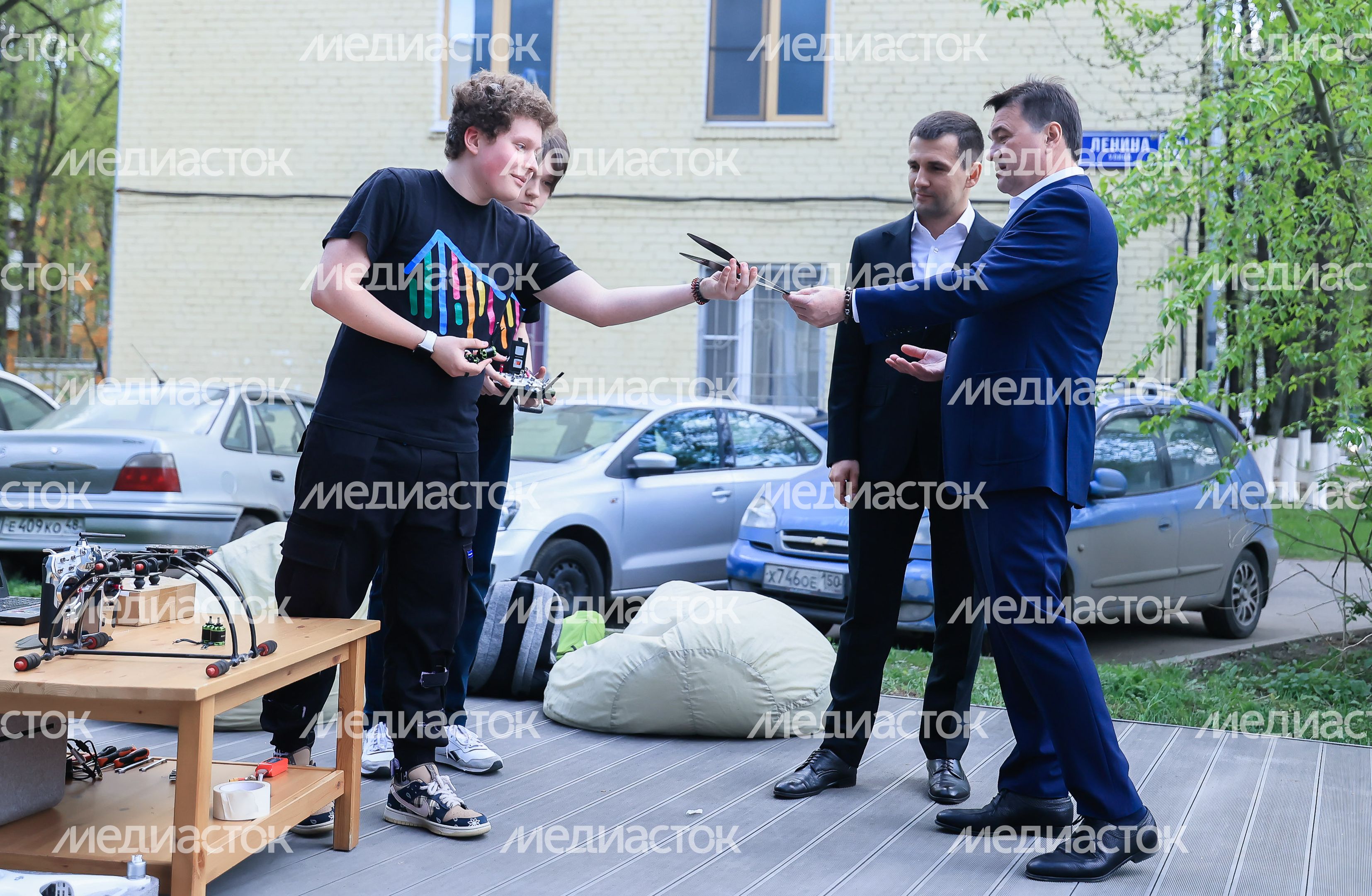 Представление учащимися «Изобретариума» своих разработок Губернатору Подмосковья