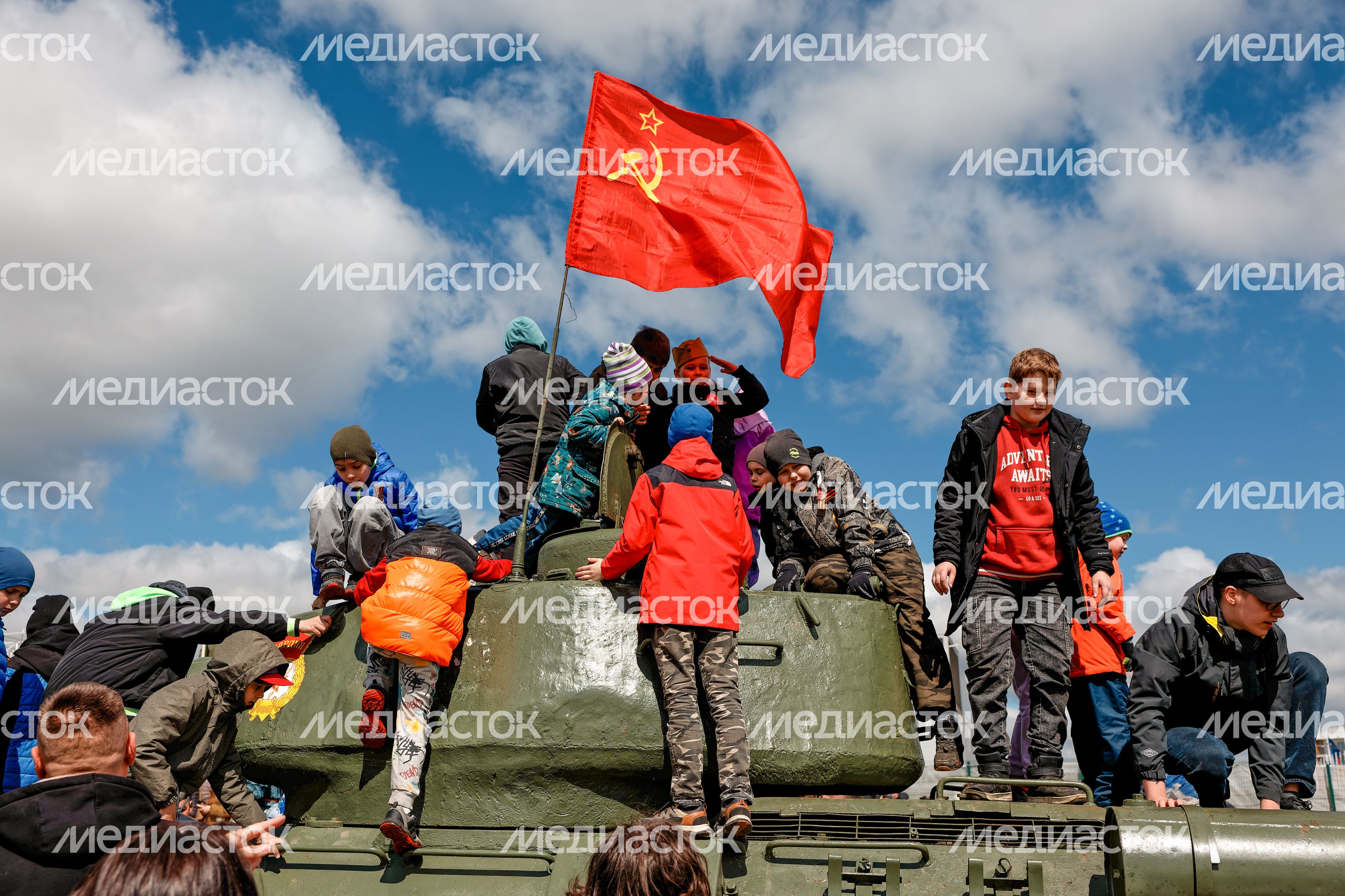 Военно-историческая реконструкция боя Великой Отечественной войны с техникой и авиацией в парке «Патриот» Одинцовского округа