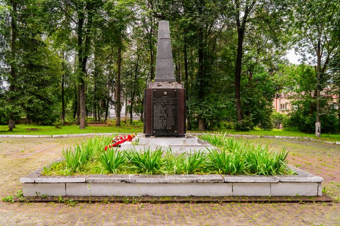 Мемориал на братской могиле воинов в городском саду Волоколамска
