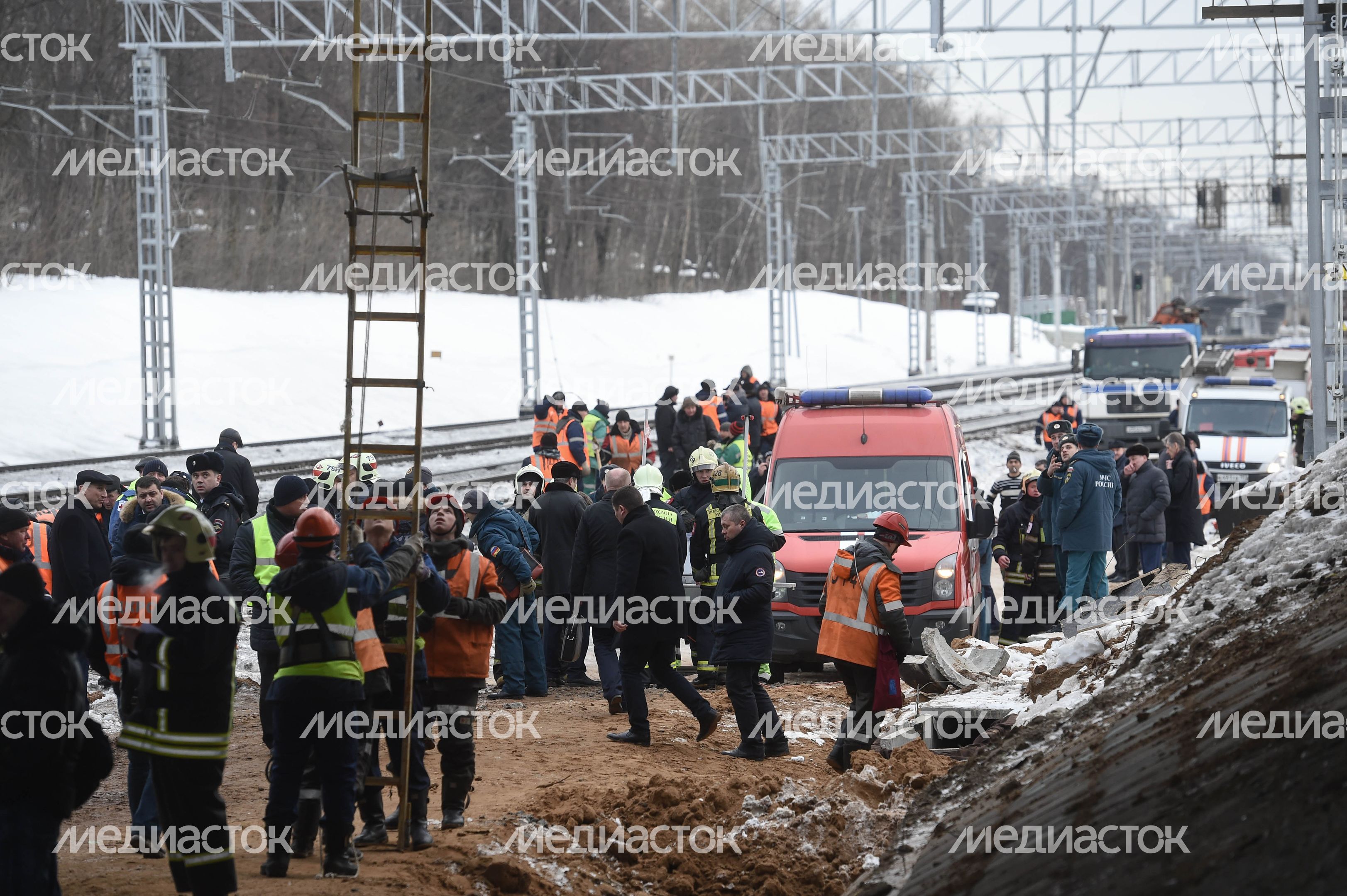 Кадры с места ЧП с трактором и электричкой в Москве, 14.03.2018
